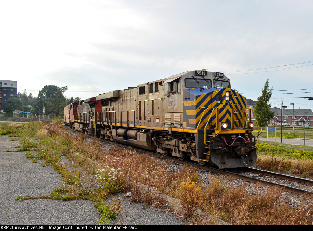 CN 3913 leads 402 at MP124.5